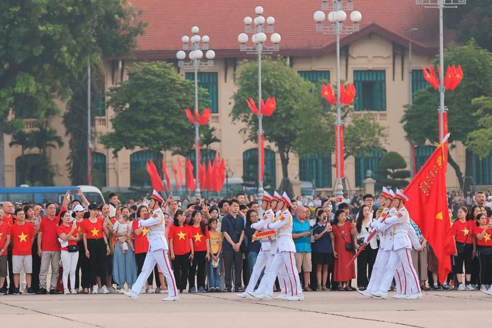 Nghi lễ thu hút nhiều du khách đến tham dự (Nguồn: Thông tấn xã Việt Nam)